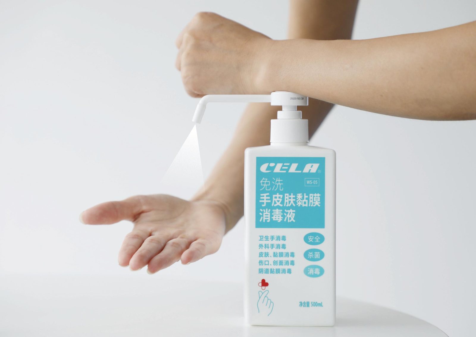 CELA®免洗手皮肤黏膜消毒液产品瓶身与按压使用示意