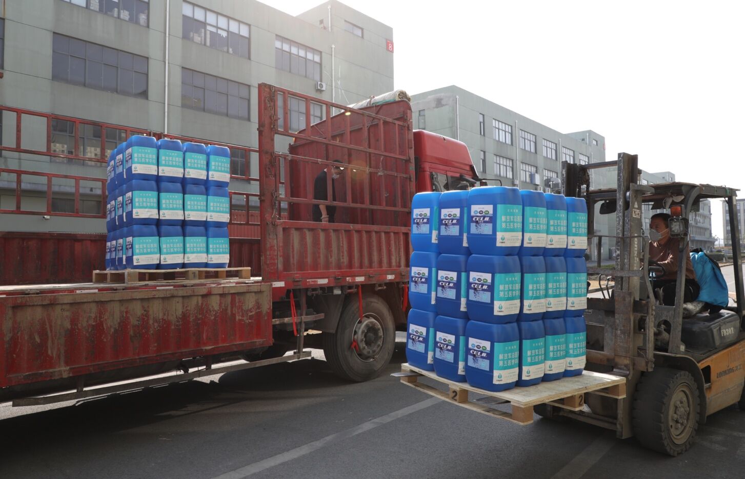 上海万籁松江基地叉车将CELA消毒剂箱装物资装上货车