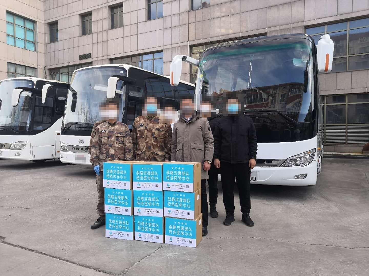2020年3月10日战略支援部队特色医学中心接收CELA消毒剂捐赠物资现场(人脸已做模糊处理)