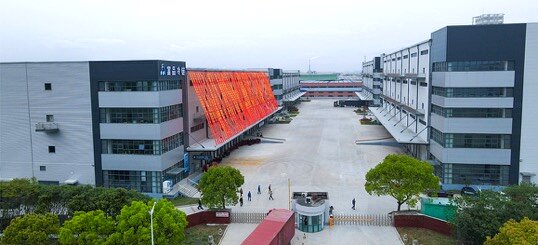 上海金山富品冷链园区外景,货车月台与仓储建筑