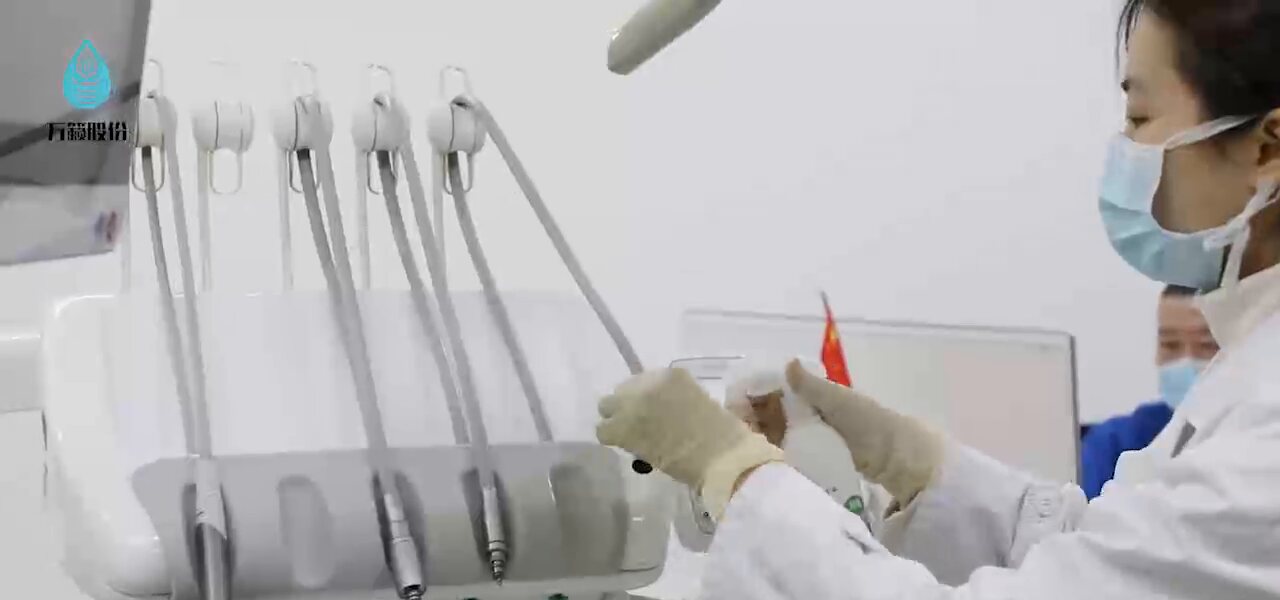 复工消毒作业:对牙椅灯臂与托盘表面逐一擦拭消毒