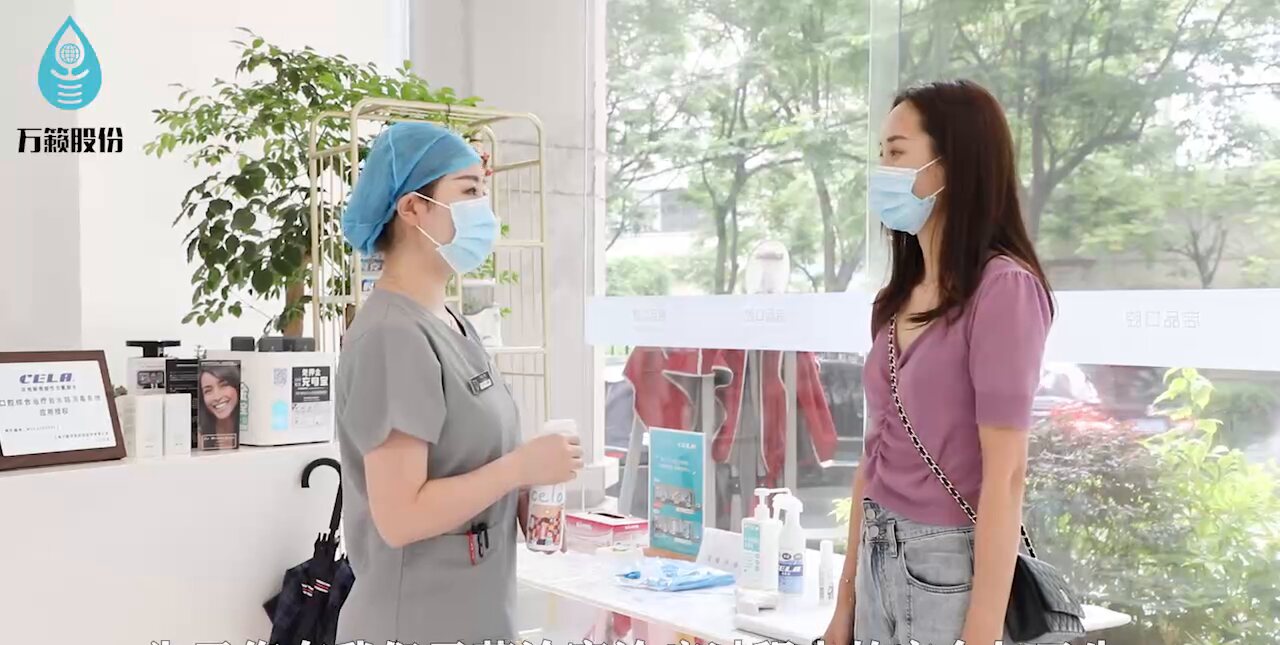 诊所前台接待患者,进入诊室前完成消毒流程