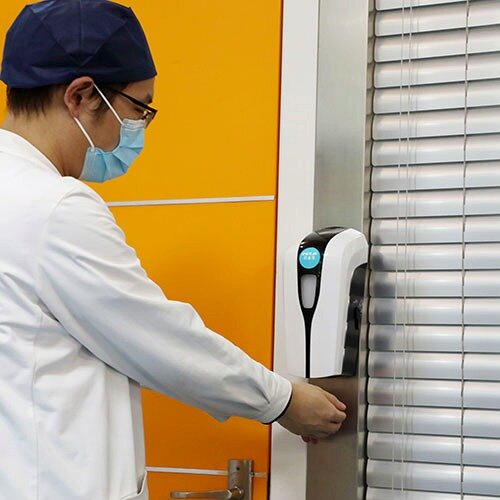 口腔诊区墙面安装的感应式净手器,医护人员正在使用