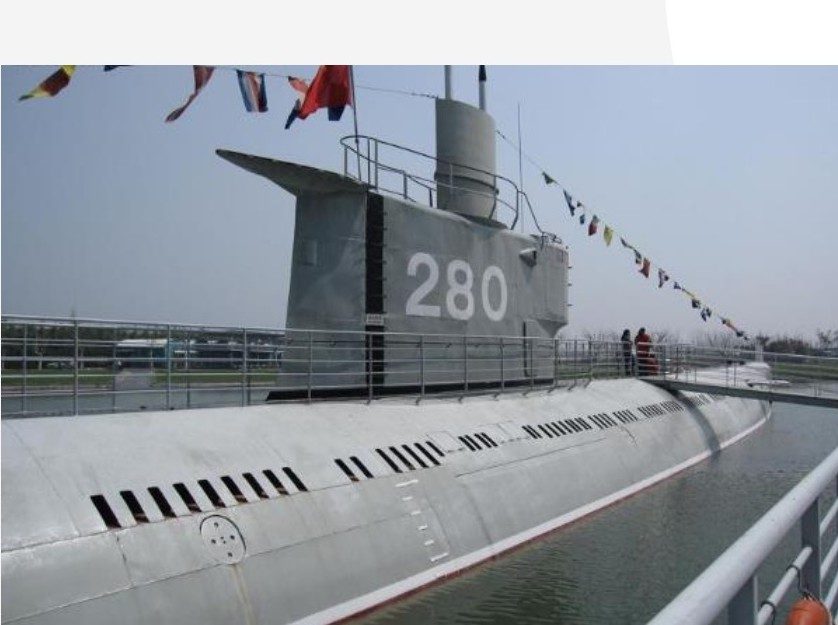 东方绿舟 280 号潜艇展馆外景，舱体密闭、参观人员流动大