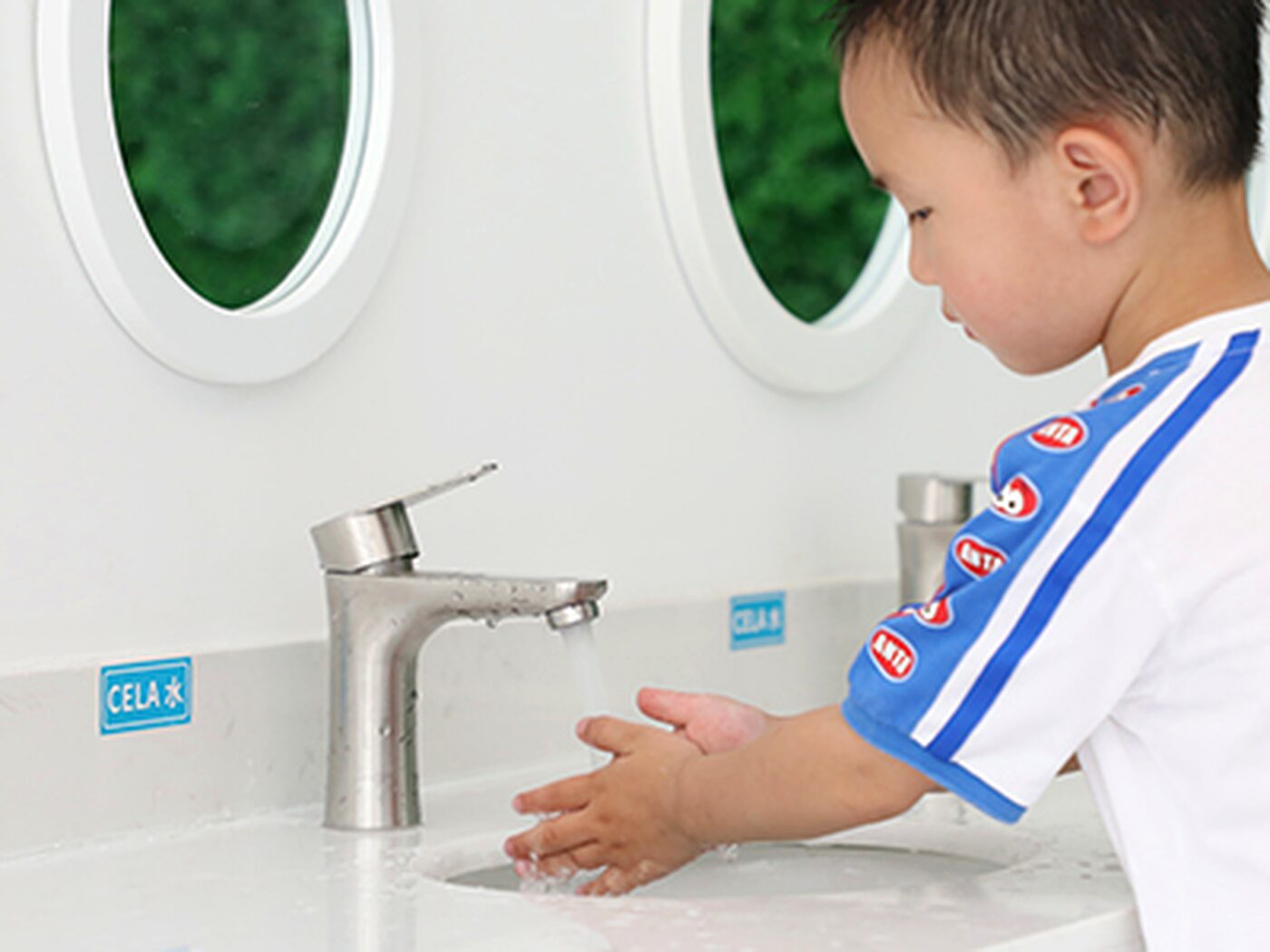 幼儿在幼儿园洗手池前使用CELA水进行手部清洁消毒，洗手即除菌
