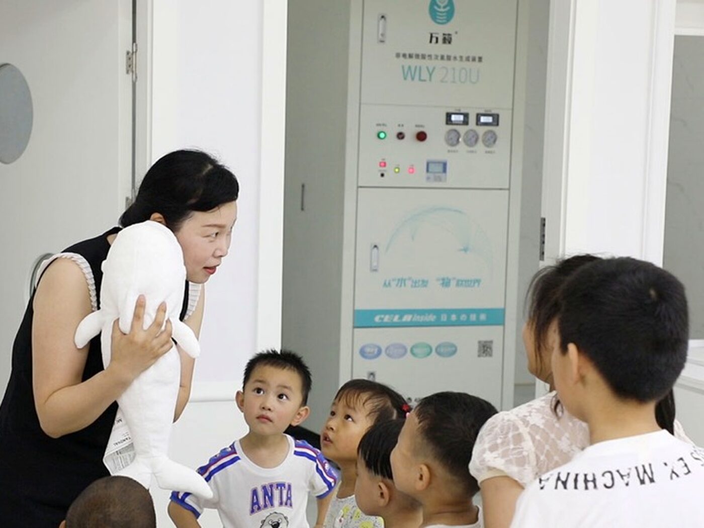 幼儿园教师在晨检环节为幼儿进行手部消毒