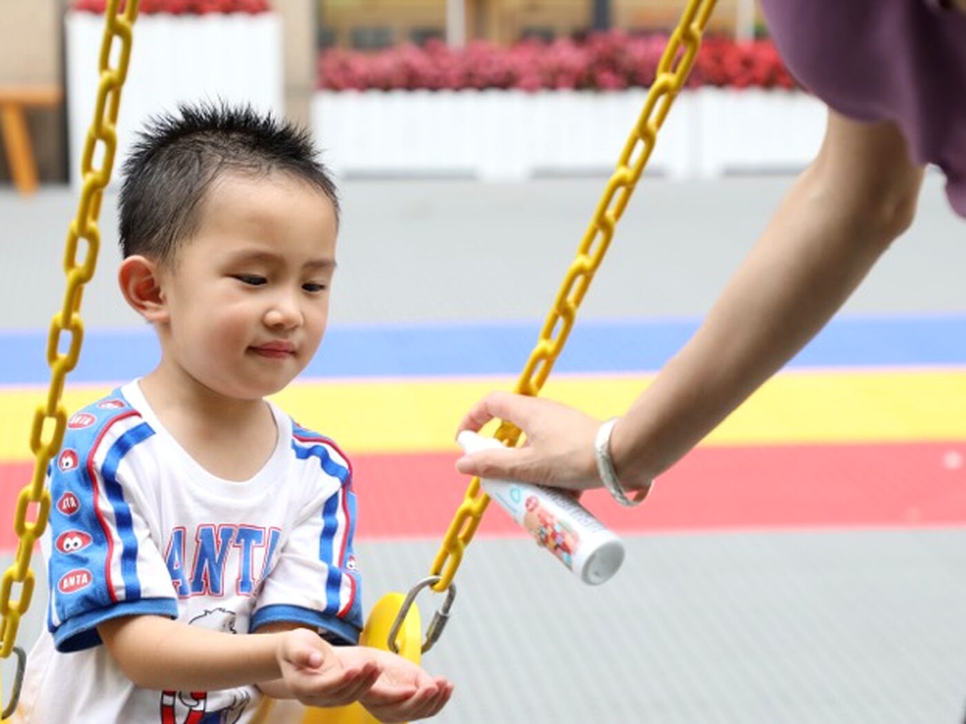 幼儿户外玩耍后使用CELA水进行手部消毒