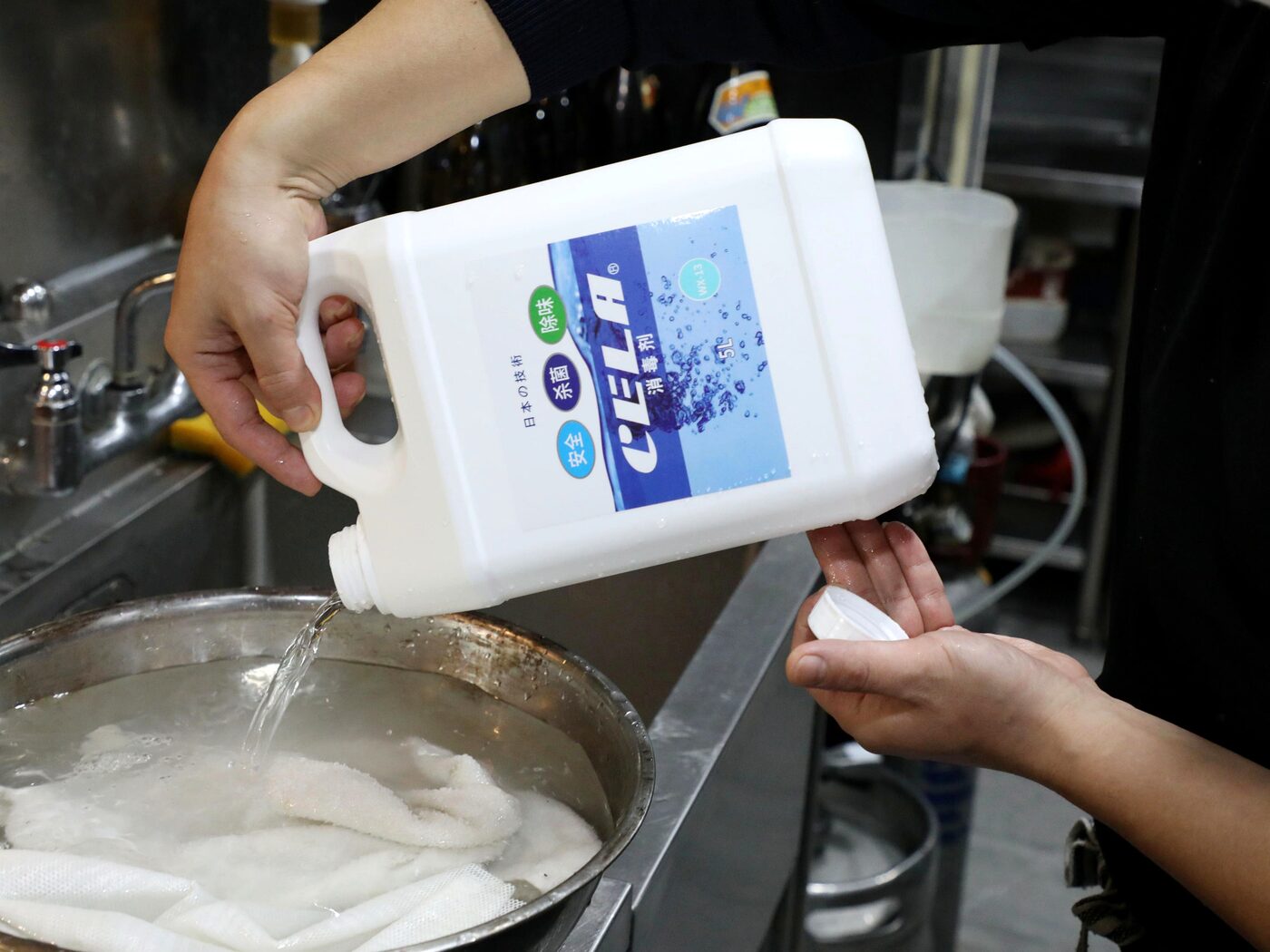 幼儿园使用CELA水对毛巾等织物进行浸泡消毒