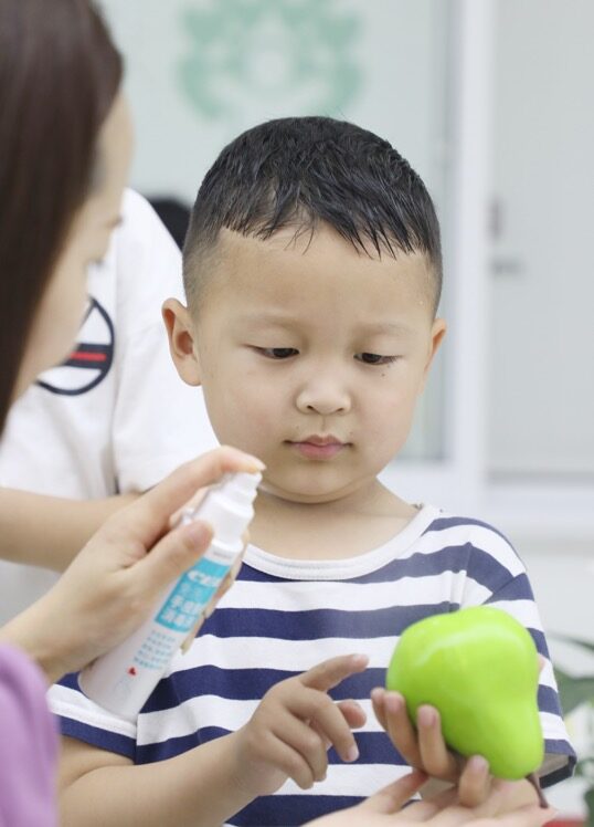 教师使用CELA水对幼儿园玩具进行喷洒消毒，玩具不掉色不腐蚀