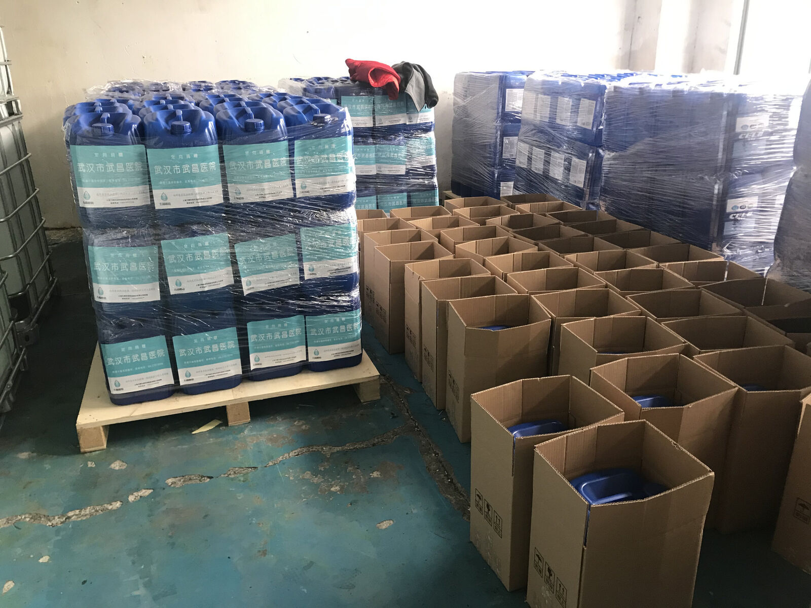 整托码放待发往武汉市武昌医院的CELA消毒剂20L桶装物资
