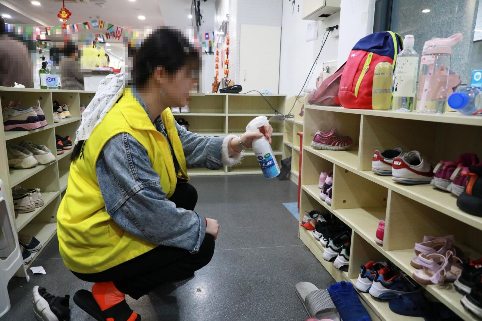 悦动蹦床乐园工作人员使用CELA次氯酸水喷洒消毒儿童鞋柜（人脸已做模糊处理）