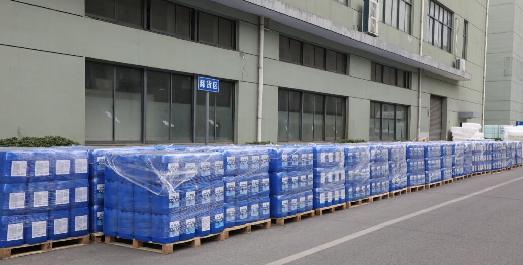 上海万籁环保科技股份有限公司仓库前整齐码放的CELA次氯酸消毒剂桶装物资